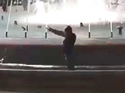 Курьезное ныряние в фонтан странного мужчины попало на видео в Кисловодске