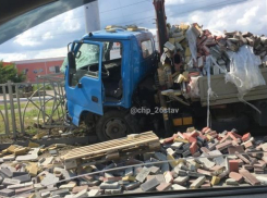 Грузовик рассыпал плитку на дороге в Ставрополе