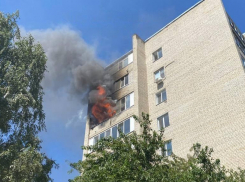 Жителей многоэтажки массово эвакуируют из-за сильного пожара в квартире на северо-западе Ставрополя