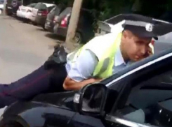 Белый «Мерседес» сбил двоих полицейских с собаками в центре Ставрополя, - очевидцы