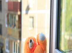 В Ставрополе двухлетняя девочка чуть не выпала из окна