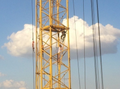 Залезающие на подъемный кран дети вызвали опасение жителей Ставрополя