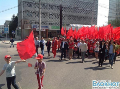 Депутат Госдумы Олег Пахолков участвует в первомайской демонстрации в Кишиневе