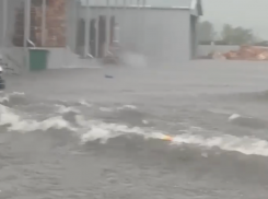 Черное море с волнами вместо рынка в Пятигорске: шок-видео после сильного ливня разлетелось в сети