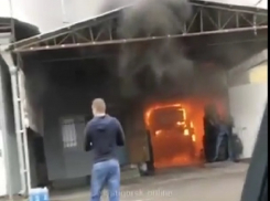 Иномарка сгорела в автомастерской и попала на видео в Пятигорске