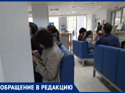 «Толпы людей и все без масок» — ставропольчанка пожаловалась на очереди в банк