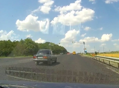 Спешащий по «встречке» лихач на синей «семерке» попал на видео под Ставрополем