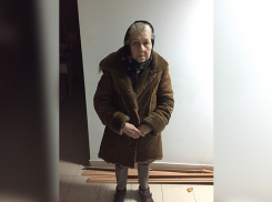 Бабушка, которую выгнал из квартиры ее внук, ночует в подъезде в Ставрополе