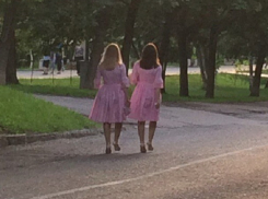 Две странные девушки в одинаковых розовых платьях заинтриговали жителей Кисловодска