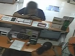 Тайные манипуляции воровки в салоне связи на Ставрополье попали на видео