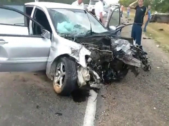 Семь человек попали в больницу после жуткого лобового столкновения «Митсубиси» с микроавтобусом на Ставрополье