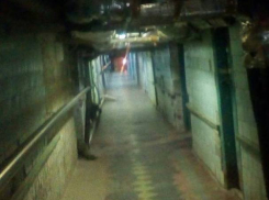 В городскую больницу Невинномысска люди заходят через подвал, напоминающий катакомбы, – очевидцы