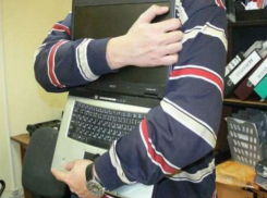  Мужчина, работавший программистом в сельской школе на Ставрополье, похитил оттуда 11 ноутбуков