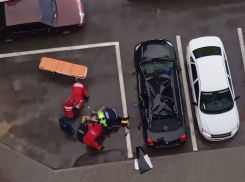 На улице Тюльпановой в Ставрополе из окна многоэтажки выпал мужчина