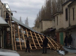 В Ставрополе ветер снес крышу гаражного кооператива