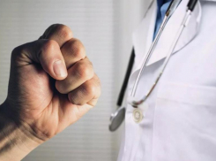 Экс-пациенты с кулаками напали на педиатра из Пятигорска прямо в ее кабинете