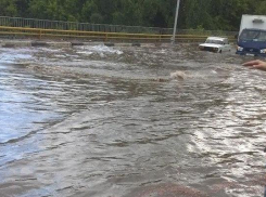 Ливень в Ставрополе стал причиной наводнения на Киринском мосту