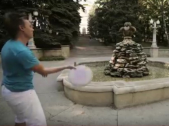 Зрелищный Freestyle Frisbee устроили молодые мужчины в известных местах Ставрополя