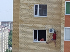 Отчаянный установщик кондиционеров всполошил жителей Ставрополя своим безрассудством