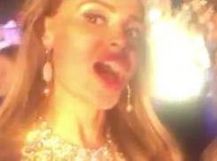 Видео фееричного исполнения ставропольской моделью хита Лободы во время концерта повергло в шок поклонников