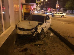 В аварии в Пятигорске автомобиль «впечатал» женщину в стену