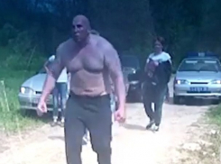 Буйный водитель разделся и попытался избить двух полицейских на Ставрополье