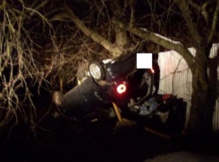 «Матиз» повис на газовой трубе после маневров девушки на Ставрополье 