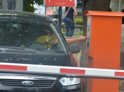 Жильцов многоэтажки заставили платить за парковку автомобилей возле их дома в Ставрополе