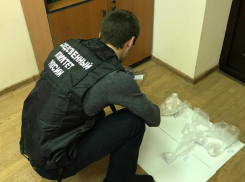 На Ставрополье бывшего полицейского и его знакомого подозревают в сбыте наркотиков