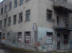 Заброшенное здание рядом со школой и детской поликлиникой на Ставрополье обеспокоило мать двоих детей