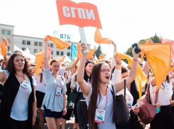 Более 8 тысяч первокурсников прошли по площади Ленина в Ставрополе на параде студенчества 
