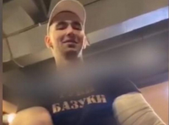 «Руки-базуки» публично потряс половыми органами