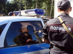 Два сотрудника из правоохранительных органов попросили спавшего в машине нетрезвого водителя отъехать с бордюра и потребовали взятку за езду в пьяном виде на Ставрополье