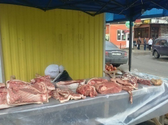 Продажа мяса на улице возмутила жительницу Ставрополя