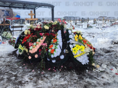 Белый гроб и куча игрушек: отпевание и похороны растерзанной собаками 9-летней прошли в Ставрополе