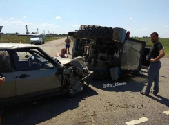 Трактор перевернулся после жесткого ДТП с «девяткой» на Ставрополье 