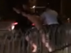 Задержание абсолютно голого мужчины шокировало очевидцев в Ставрополе и попало на видео