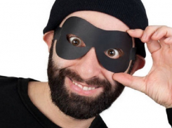 Как украсть дешевый телефон и после этого сесть в тюрьму по трем уголовным статьям наглядно продемонстрировал житель Ставрополья 