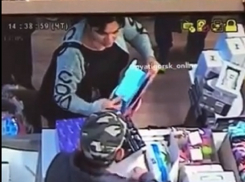 Ловкий трюк мошенницы с исчезновением пятитысячной купюры под носом у продавца попал на видео в Пятигорске