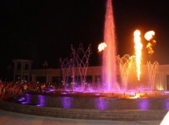 Светомузыкальный фонтан повредил в Кисловодске парень с флагом в руках