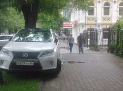 Паркуюсь, как хочу: кроссовер с «красивыми» номерами припарковался на газоне в центре Ставрополя