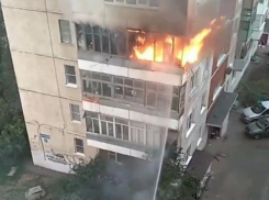 В Ставрополе на улице 45-я Параллель загорелась квартира