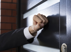 На Ставрополье двое мужчин требовали выдуманный долг у знакомых