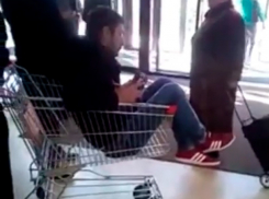 Мужчина требовал покатать его в продуктовой тележке по рынку в Ставрополе