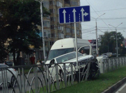 В Ставрополе «Мерседес» врезался в ограждение и после столкнулся с маршруткой