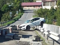 Белая иномарка протаранила бетонные блоки и повисла на краю аварийного моста в Ставропольском крае
