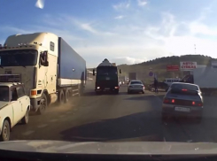 Фура едва не снесла рынок в Пятигорске из-за отказавших тормозов