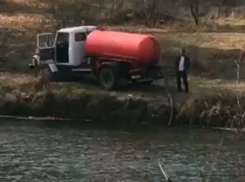 Несанкционированный слив отходов в пруд попал на видео в Ессентуках