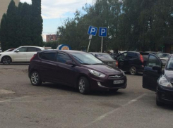 Паркуюсь как хочу: автомобилист занял два парковочных места на стоянке по улице Тухачевского