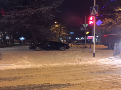 Паркуюсь как хочу: владельцы оставляют свои машины на пешеходном переходе в Кисловодске